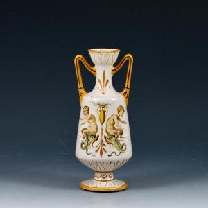 Vaso biansato com decoração de grotescos